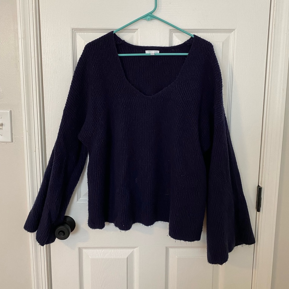 Abound curved V-neck sweater- Women’s size large